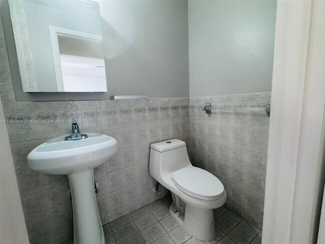 Building Photo - 311 SW 49th Ave