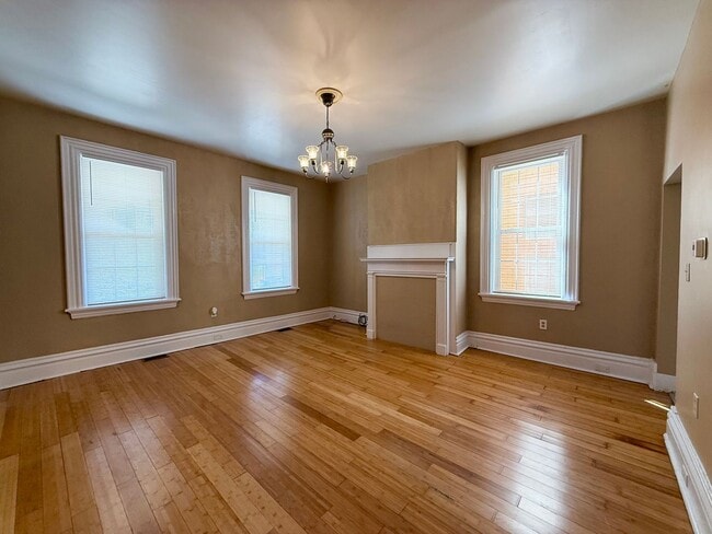 Building Photo - 3BR 1.5bath Townhouse with fenced yard!