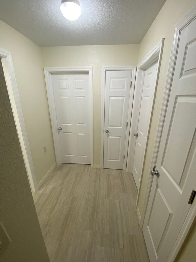 Building Photo - 2385 Poinsettia Dr