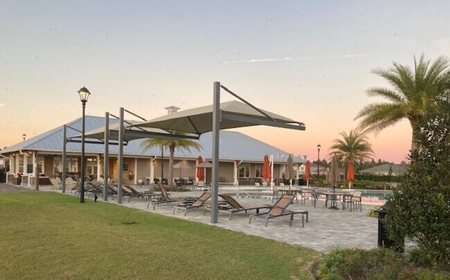 Building Photo - Stylish & Low-Maintenance Living in Oakleaf Community