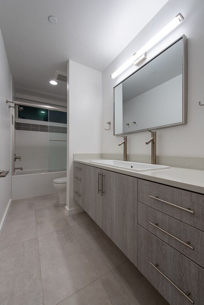 Building Photo - Immaculate, Kirkland Newer Construction - ...