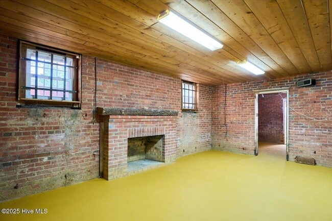 Building Photo - 300 Dogwood Ln