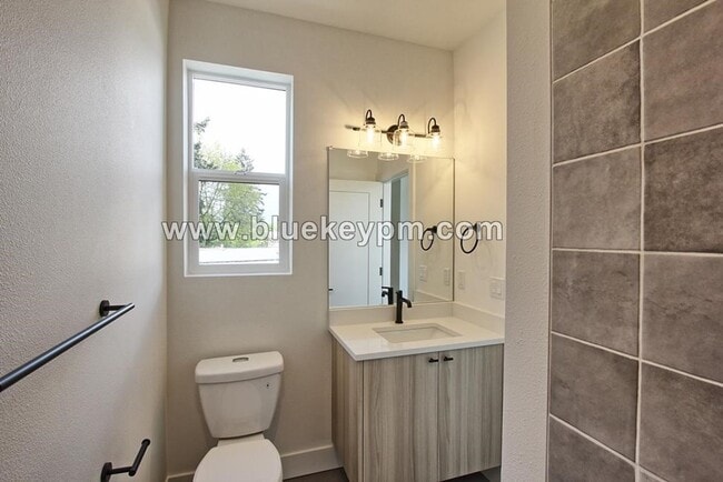 Building Photo - Unit 3356....   2 Bed, 2.5 Bath Townhome in Arbor Lodge Near University of Portland