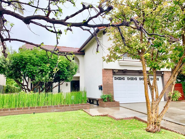 Building Photo - Five Bedroom Single Family Home in Irvine!