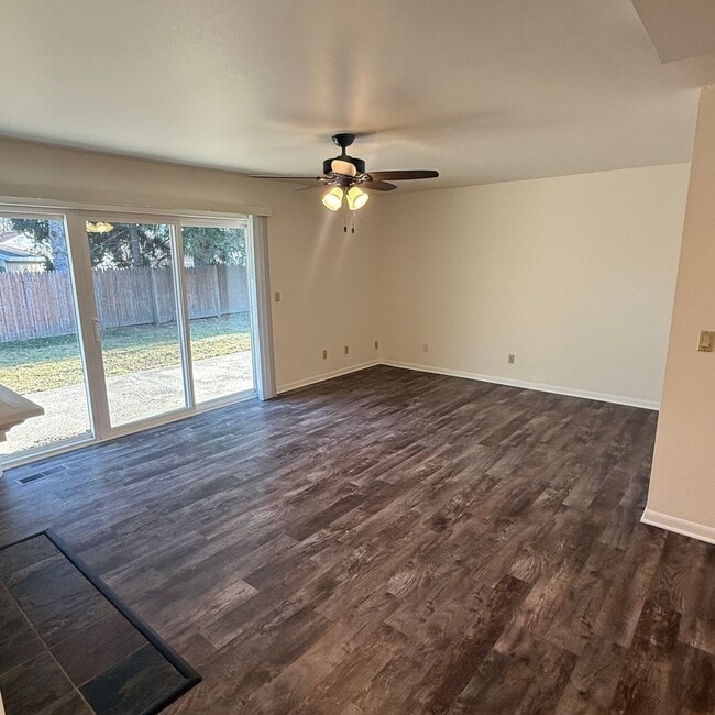 Building Photo - 213-217 N Thompson Rd