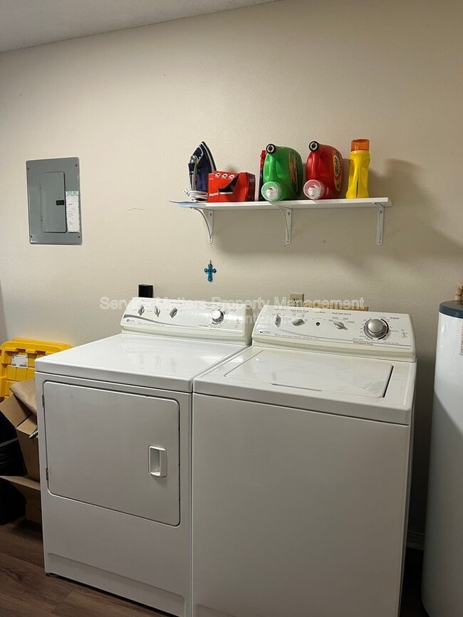 Building Photo - 6004 Players Pl