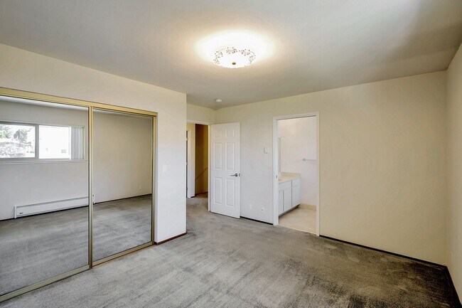 Building Photo - 2bed/2.5bath Townhouse with Updated Kitchen!