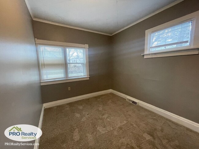 Building Photo - 264 Sidney St E