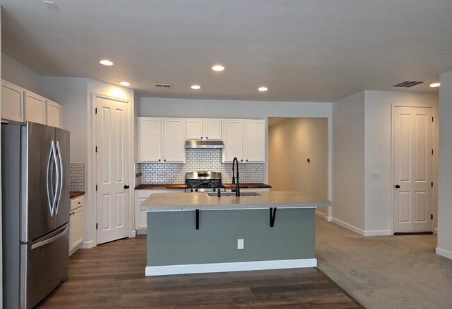 Building Photo - 25606 E Bayaud Ave