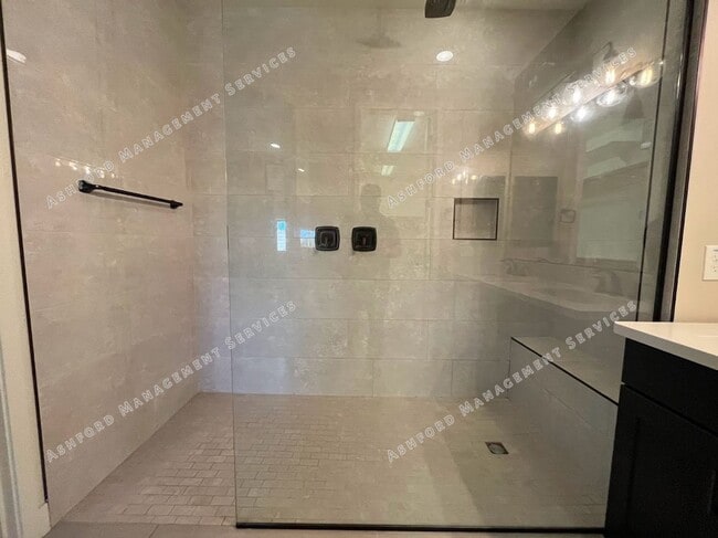 Building Photo - BEAUTIFUL 3 BEDROOM 2 BATHROOM HOME IN PEORIA
