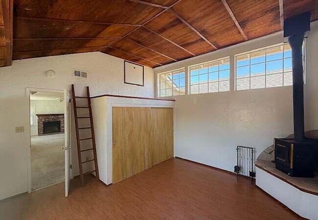 Building Photo - 569 Huntington Rd