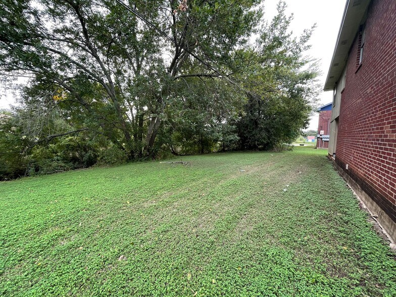 Building Photo - 1706 Benttree Dr