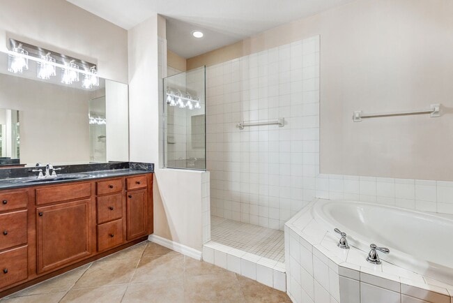 Building Photo - ** AVIANO AT NAPLES ** 3 BED / 2 BATH - CARRIAGE HOME - GARAGE - CENTRAL NAPLES - ANNUAL RENTAL