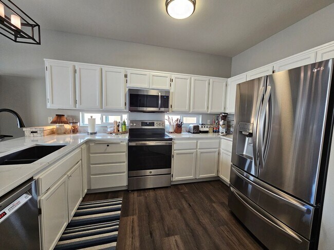 Building Photo - Beautiful, updated home in well-established Puyallup neighborhood!