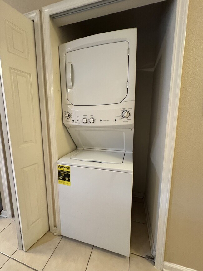 Building Photo - 2 Bed, 2 Bath Condo in Gated Community wit...