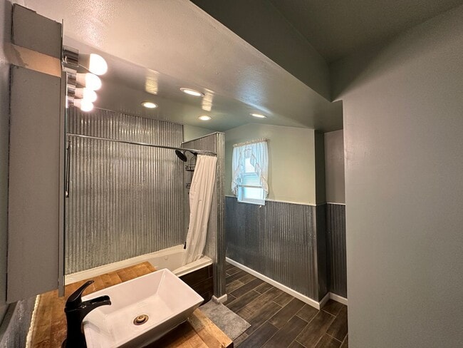 Building Photo - 3 Bedroom, 1 Bath home for rent