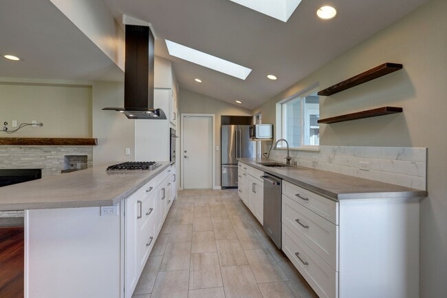 Building Photo - Beautifully Remodeled 4bd, 1.75ba Rambler Available in the Heart of Bellevue.