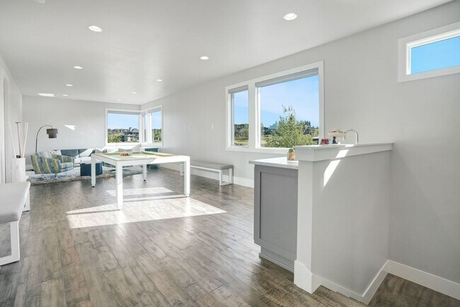 Building Photo - MOVE IN SPECIAL $1500 OFF FIRST MONTHS RENT / Beautiful home in the gated community of Tetherow