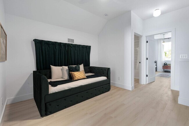 Building Photo - 30 W Castillo Dr