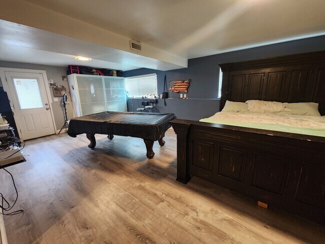 Building Photo - Stunning 3 Bed 2 Bath
