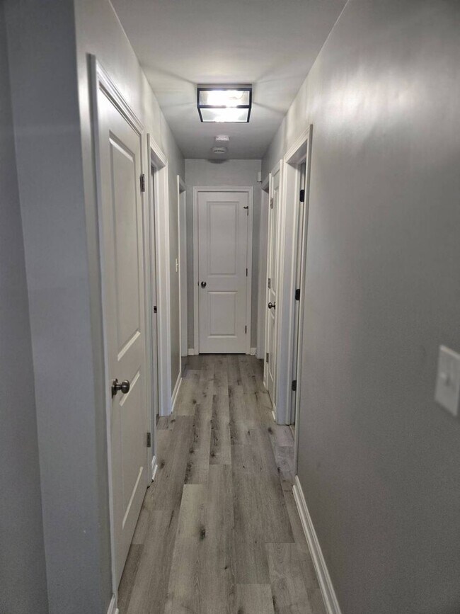 Building Photo - Charming 5-Bedroom Property in Prime Location