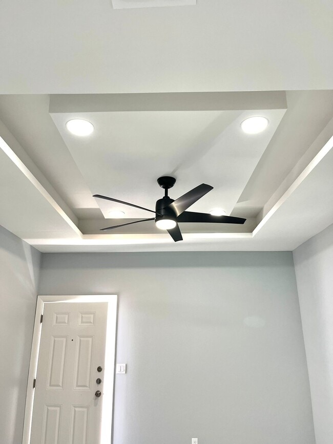 Building Photo - 1000 N Abbey Ave