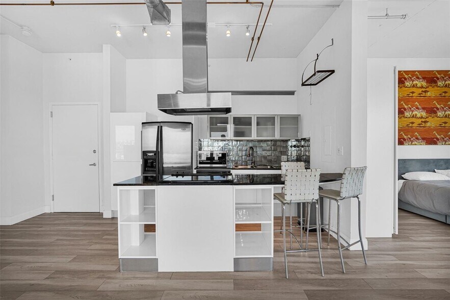 Building Photo - 10 SW South River Dr