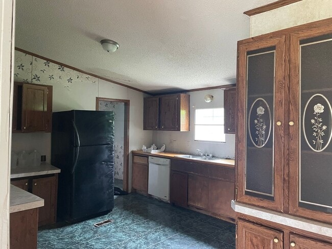 Building Photo - 5 Bedroom, 3 Bath 2,128 sq ft Doublewide T...