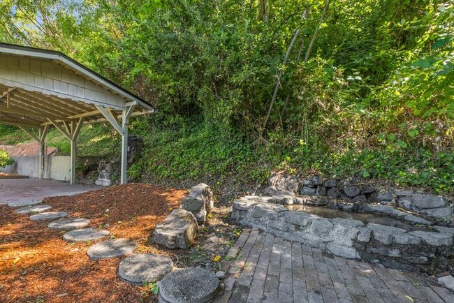 Building Photo - Charming Beach Drive Craftsman w/ AC and V...