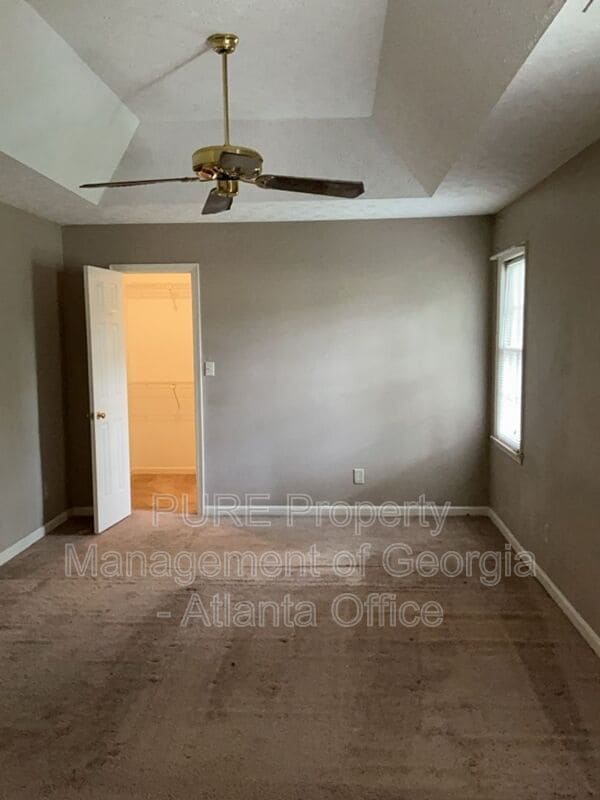 Building Photo - 743 Helga Dr NE