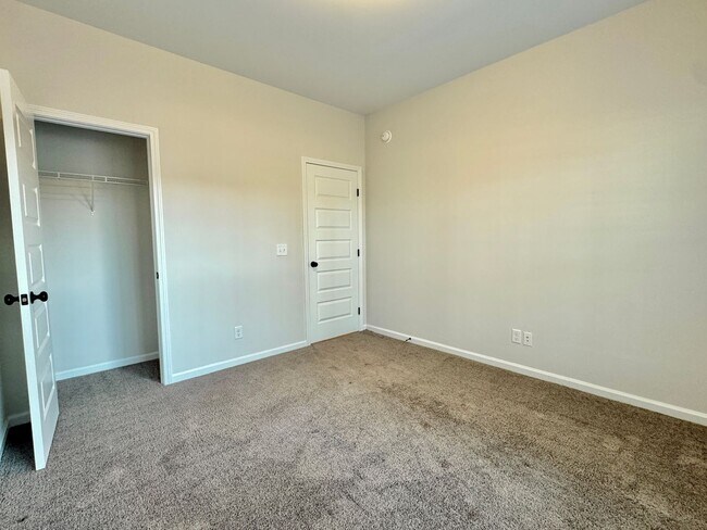 Building Photo - AVAILABLE NOW! (Pet Friendly)