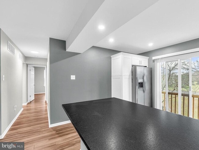 Building Photo - 572A Thrush Ct