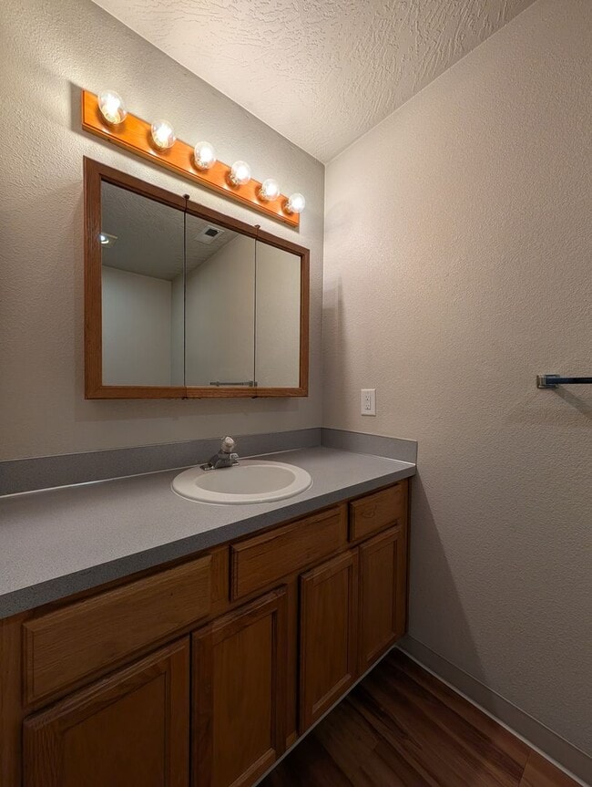 Building Photo - 3-Bedroom, 2.5-Bath Home Close To River Road In Eugene!