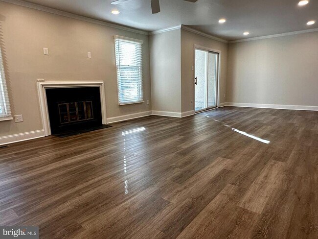 Building Photo - 18 Dundee Mews