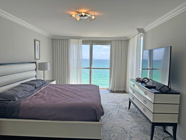 Building Photo - Stunning furnished 3-bedroom, 3-bathroom c...