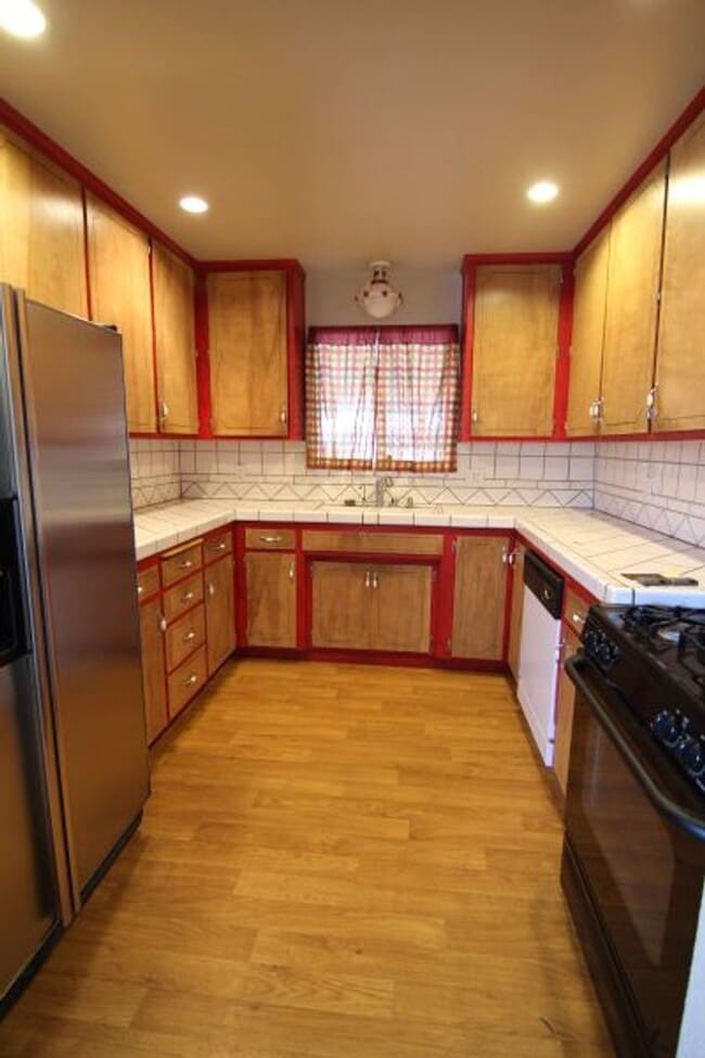 Building Photo - 3 Bedroom, 2 Bath, 2 car garage