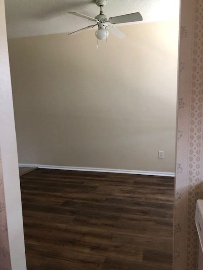 Primary Photo - 2 Bedroom unit located in Maumee School Di...