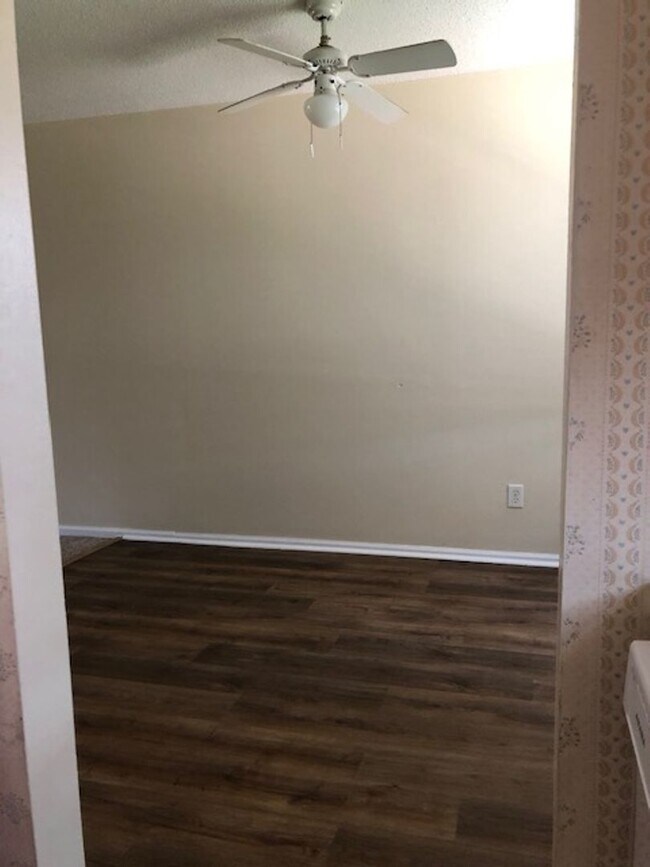 Building Photo - 2 Bedroom unit located in Maumee School District