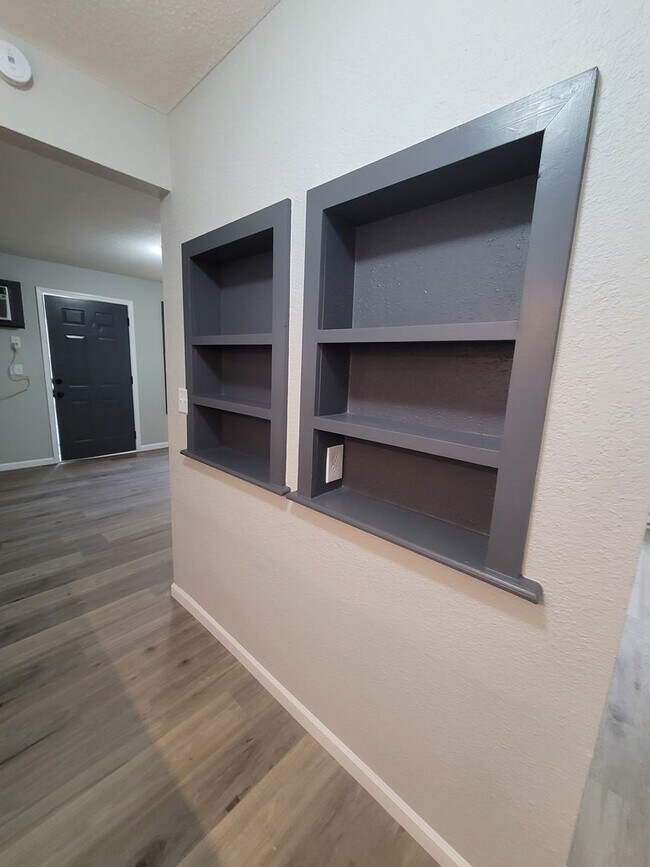 Building Photo - Remodeled Studio Apartment