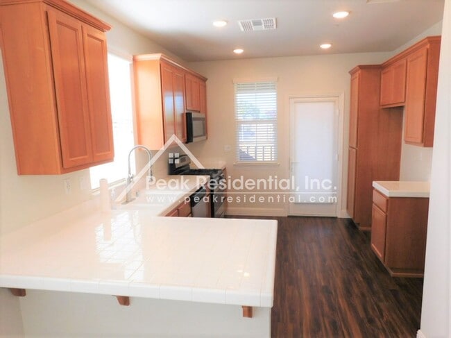 Building Photo - Beautiful Newer Roseville 3bd/2.5ba Home i...