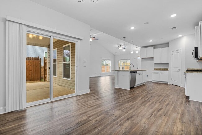 Building Photo - 413 Silver Anchor Dr