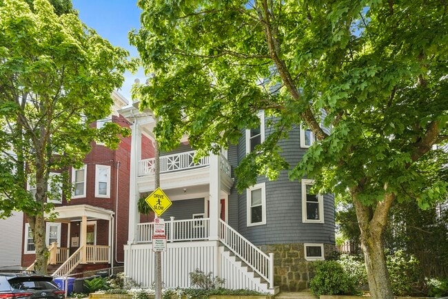 Building Photo - 257 E Cottage St