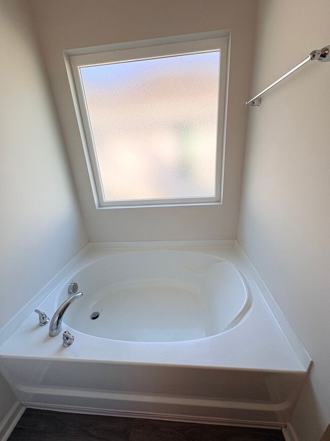 Building Photo - Welcome To Heritage New River Side