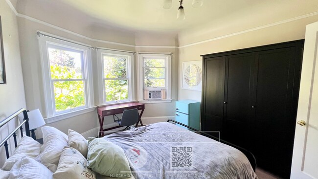 Building Photo - Large top floor 3 bedroom fully furnished walking distance to UC Berkeley Campus!
