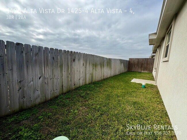 Building Photo - 1425 Alta Vista Dr