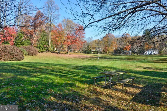 Building Photo - 1952 Kennedy Dr