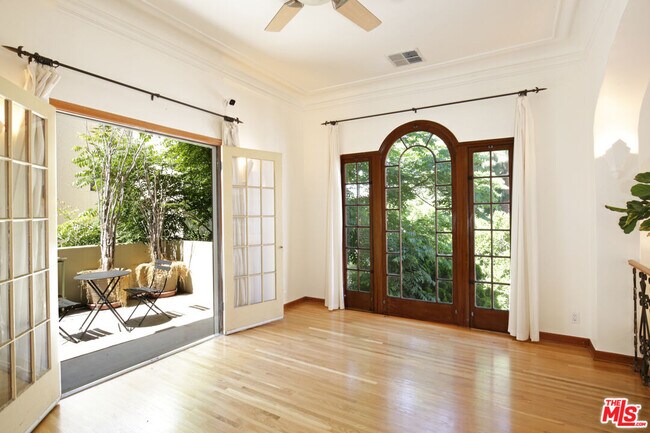 Building Photo - 6538 Cahuenga Terrace