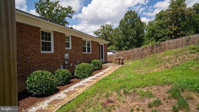 Building Photo - 5012 Larno Dr