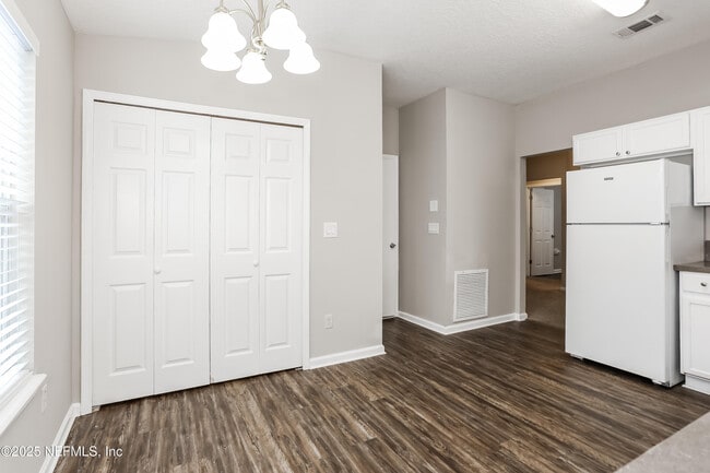 Building Photo - 7485 International Village Dr