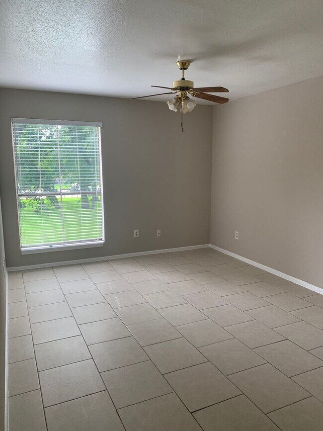 Building Photo - Clean and Bright 2 BR 2 BA Condo - Upstairs